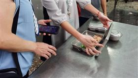 南澳師生營養午餐現塑膠片  宜縣府擬解約宜蘭縣政府在南澳高中建置中央廚房，由團膳廠商供應9所學校午餐，但家長反映學童時常吃冷飯，多次出現菜蟲、頭髮，近日更有塑膠片。教育處表示，經稽查發現廠商有多項缺失，後續將朝解約方向辦理。（宜蘭縣政府教育處提供）中央社記者王朝鈺傳真  113年3月28日
