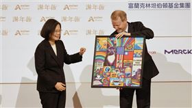 蔡總統出席台灣美國商會謝年飯晚宴（3）台灣美國商會第56屆「謝年飯」晚宴活動28日在台北舉行，美國商會理事長席佛（Dan Silver）（右）會中致贈總統蔡英文（左）一幅AI生成畫作。中央社記者王飛華攝　113年3月28日