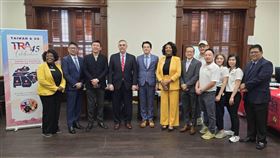 美國喬治亞州慶祝台灣關係法45週年美國喬治亞州州務卿拉芬斯伯格（左4）和駐亞特蘭大辦事處處長王翼龍（左5）等人，28日出席台灣關係法45週年慶祝活動，強調雙邊夥伴關係及合作價值。（駐亞特蘭大辦事處提供）中央社記者鍾佑貞華盛頓傳真  113年3月29日