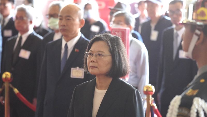 蔡英文偕五院赴忠烈祠致祭　慰問遺族代表