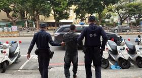 4條通逃逸移工，遇盤查拿假駕照唬弄， 台中警火眼金睛識穿：耳朵不像(圖／翻攝畫面)