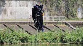 國道一號高架橋轎車墜落。（圖／翻攝畫面）