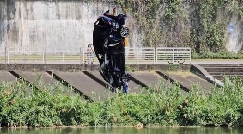 新／找到了！國1轎車墜17尺高架橋駕駛亡