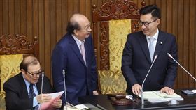 立法院會處理藍白電價凍漲提案（2）立法院29日處理國民黨團、民眾黨團提出的電價凍漲提案，會議開始前，民進黨立法院黨團總召柯建銘（中）與立法院副院長江啟臣（右）交換意見。中央社記者鄭傑文攝  113年3月29日