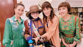 李玟媽媽（左二）針對此事發聲，並要求下架。（圖／翻攝自微博）