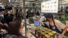 北市食安官李碧慧率北市府衛生局、法務局等人員至信義遠百A13美食街現場稽查。（圖／記者簡浩正攝影）