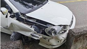 ▲苗栗縣卓蘭鎮28日發生小客車自撞車禍，游姓女駕駛疑似因精神不濟而自撞水泥釀成1死2傷的意外事故。（圖／翻攝畫面）