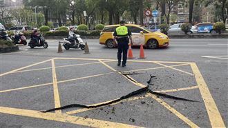新／高雄下班尖峰時段　路面突然隆起炸裂