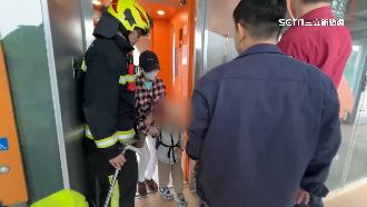 「基隆塔」驚魂！ 阿嬤帶孫困電梯30分鐘