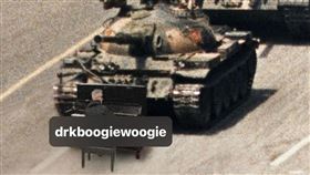 再槓中共！英國鋼琴家貼「六四坦克人合成照」　還嗆這句話。（圖／翻攝自「drkboogiewoogie」IG）