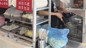 寶林茶室中毒案衝擊  苗栗客家粄條老店生意下滑寶林茶室食物中毒案已有2人身亡，多數病患共同點是食用了炒粿條，引發民眾對粄條、河粉等食品疑慮。新竹、苗栗地區不少小吃店家以粄條聞名，有業者就坦言生意的確受到衝擊，百年老店也遭波及，這兩天業績約下滑3成。中央社記者管瑞平攝  113年3月29日