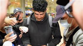 統一獅傳奇洋將賀亮德「回娘家」中華職棒統一獅隊台南主場開幕戰31日將登場，特邀傳奇洋將賀亮德（Cesar Hernandez）（中）「回娘家」，他在29日晚間抵台，並親切為守候球迷簽名。（統一獅隊提供）中央社記者楊啟芳傳真  113年3月29日