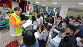 基隆青年電動機車新方案  首日申請逾1300案基隆公益青年電動機車新方案29日起在基隆市各區公所受理申請。市府表示，各區公所於上午8時開放申請後即出現申請人潮，截至傍晚，7處區公所累計已受理超過1300案。（基隆市政府提供）中央社記者沈如峰基隆傳真  113年3月29日