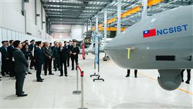 賴副總統訪視中科院  期勉續強化自主防衛能量副總統賴清德29日訪視國家中山科學研究院，現場視察國造騰雲無人機，並期勉中科院持續提升台灣先進軍事科技、武器系統的研發與製造量能，讓台灣自主防衛能量更加強大。（總統府提供）中央社記者賴于榛傳真  113年3月29日