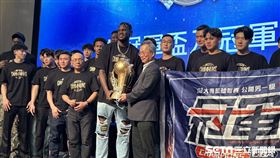 政治大學最強外籍生莫巴耶將UBA冠軍獎盃獻給政大校長李蔡彥。（圖／記者蔡厚瑄攝影）