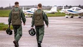 圖為在英國受訓的烏克蘭飛行員。（英國國防部提供）