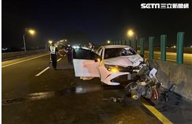 台61線離奇車禍！機車逆向撞進轎車副駕亡（圖／翻攝畫面）
