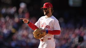 ▲費城人哈波（Bryce Harper）本季專職一壘，開季第1次守備就是美技。（圖／美聯社／達志影像）