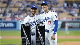 ▲貝茲（Mookie Betts）賽前和大谷翔平一起領銀棒獎。（圖／美聯社／達志影像）