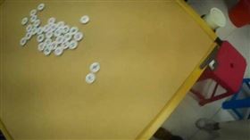 高雄市警方查獲隱身透天厝內職業賭場，當場赫見18人於場內聚賭象棋肉龜。（圖／翻攝畫面）