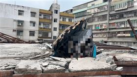 士林工地牆面倒塌壓死怪手駕駛。（圖／翻攝畫面）
