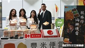 ▲業者在捷運國父紀念館站賣陳桂林便當。（圖／記者劉彥池攝影）