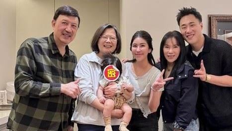 蔡英文卸任倒數　手抱余天孫女溫馨畫面曝
