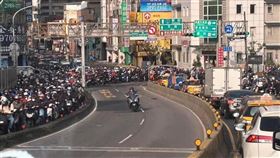 台北橋一輛重機悠閒騎在汽車道。（圖／翻攝自爆廢公社公開版）