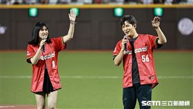 ▲中華職棒35年開幕戰，夏宇童和孫協志合唱。（圖／記者劉彥池攝影）