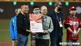 ▲中華職棒35年開幕戰，賽前頒發臺北大巨蛋觀賽貴賓證給14位球迷。（圖／記者劉彥池攝影）