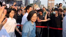 蔡英文來大港開唱，欣賞女神龍舞台苗可麗演出。（圖／記者鄭尹翔攝影）