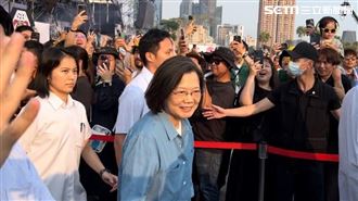 蔡英文現身大港開唱！苗可麗被拱罵總統