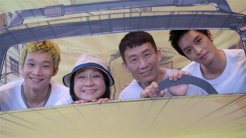 曹佑寧「全家」現身百貨　開口唱歌竟出糗