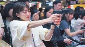 搗宮姫奈到夜市玩射擊。（圖／翻攝IG）