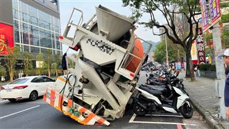 新／新店中興路路面下陷　水泥車陷落受困
