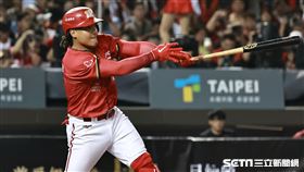 ▲中華職棒35年開幕戰，味全龍捕手吉力吉撈・鞏冠右外野飛球造成失誤，味全龍攻下第2分。（圖／記者劉彥池攝影）