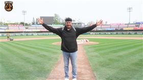 ▲統一獅傳奇球星賀亮德參觀台南棒球場。（圖／統一獅提供）