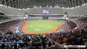 ▲中職35年開幕戰味全龍交手樂天桃猿，吸引28618名球迷進場。（圖／記者劉彥池攝影）