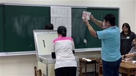 桃園中壢石頭里長王子林罷免案通過桃園市中壢區石頭里長王子林罷免案30日投開票，結果為同意罷免共計535票，超過投票人總數1/4門檻，王子林確定遭罷免；選舉結果仍以桃園市選委會公告為準。圖為開票情形。（民眾提供）中央社記者魯鋼駿傳真  113年3月30日