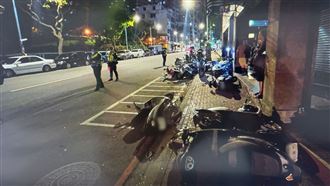 慘了！男疑吃感冒藥恍神　閃狗連撞28機車