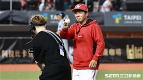 ▲中華職棒35年開幕戰，味全龍3：2擊敗樂天桃猿，總教練葉君璋拿下首勝球。（圖／記者劉彥池攝影）