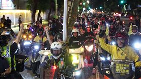 機車路權團體立院前集結遊行（3）台灣機車路權促進會30日晚間在台北發起「路邊臨停不放任，禁行惡法應廢除」機車遊行，訴求廢除道安惡法、呼籲政府改善機車族路權，吸引大批騎士到場響應。中央社記者趙世勳攝  113年3月30日