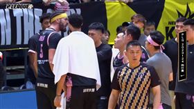 新北國王洋將牧倫斯比賽時與隊友李愷諺、楊敬敏爆口角後就直接離開球場。（圖／翻攝自PLG聯盟YT頻道）