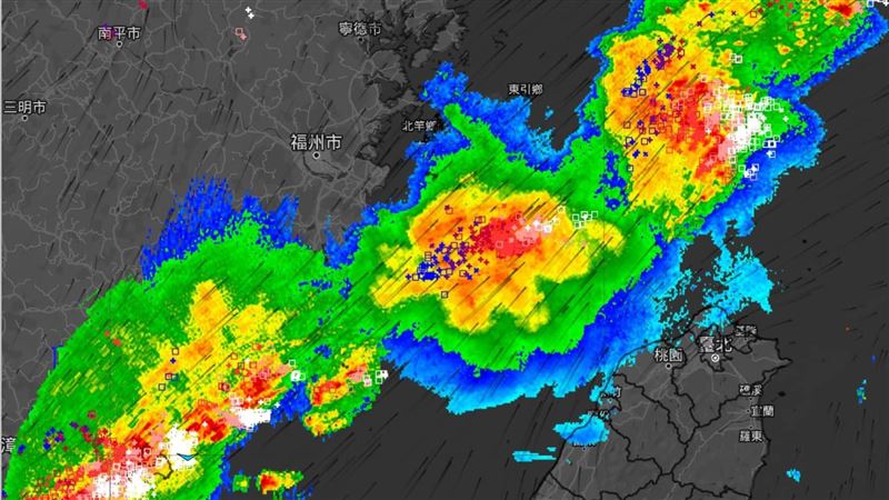 雷雨胞接近中!今鋒面襲中部以北炸雨彈