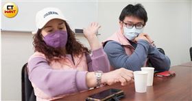 7旬老母天一亮就外出工作、薪水微薄還被打，兒子心疼護母，質疑外包公司專拿市府公帑卻對中高齡員工血汗壓榨。（圖／攝影黃威彬）