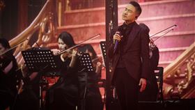 張學友5月底舉辦「張學友60+」巡迴演唱會香港歌神張學友（右）5月31日起將在台北小巨蛋連續2個週末舉辦6場「張學友60+」巡迴演唱會，門票於30日下午開賣。（超級圓頂提供）中央社記者王心妤傳真  113年3月20日