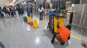 桃園機場第一航廈漏水。（圖／翻攝畫面）