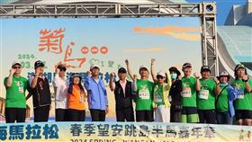 澎湖望安跳島半馬嘉年華登場（2）「2024菊島澎湖跨海馬拉松－春季望安跳島半馬嘉年華」31日舉行，由行政院南部聯合服務中心副執行長陳慧玲（左4）等人鳴笛後，逾400名跑友自望安綠蠵龜觀光保育中心出發，沿著環島海岸線開跑。中央社  113年3月31日