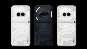 Nothing Phone(2a)採獨特透明背蓋，搭配Glyph Interface 燈效作為提示通知。（圖／台灣大哥大提供）