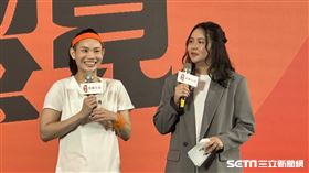 台灣一姐戴資穎和姊姊戴靖潔在台上一搭一唱，讓台下眾人笑成一片。（圖／記者蔡厚瑄攝影）